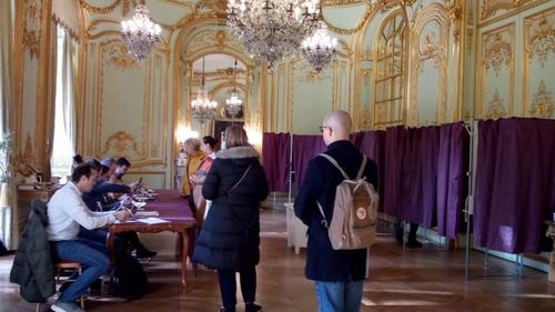 Românii din diaspora votează începând de vineri pentru al doilea tur al alegerilor prezidențiale