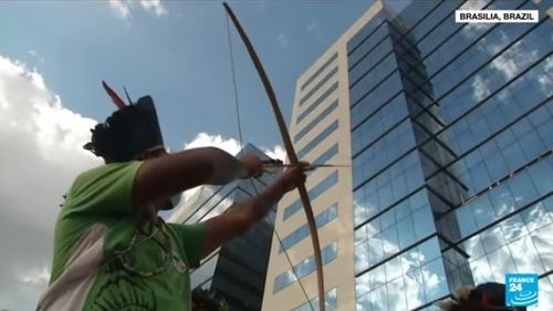 VIDEO Indigenii și polițiștii s-au înfruntat cu săgeți și gaze lacrimogene în fața parlamentului federal din Brazilia / Populația nativă din Amazonia se teme că exploatările forestiere și miniere vor ajunge în ariile protejate