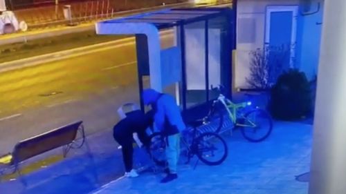 VIDEO Au furat o bicicletă în 18 secunde și au fost prinși în următoarele 3 / Polițiști bucureșteni au prins în flagrant doi hoți de biciclete