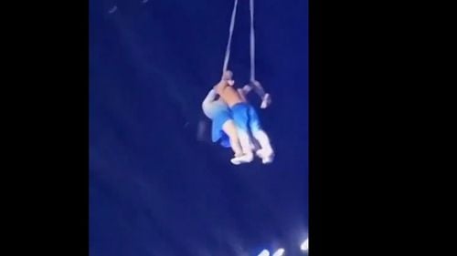 China: O femeie a murit în timpul unei acrobații la trapez, după ce partenerul său nu a reușit să o prindă