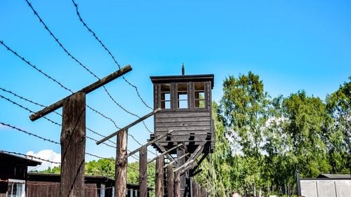 O femeie de 96 de ani, fostă secretară într-un lagăr nazist, a fugit înainte de începerea procesului său în Germania