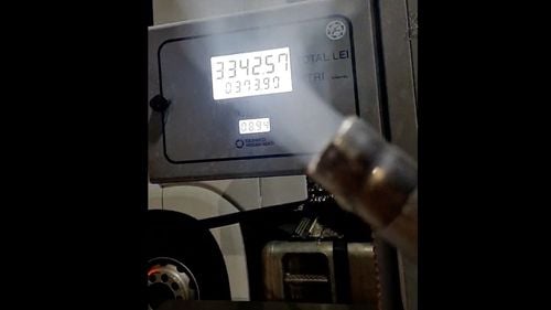 VIDEO Un șofer de tir arată într-o benzinărie cum în loc de motorină iese aer din pompă / La final s-a înregistrat o cantitate livrată de peste 400 litri / Polițiștii din Dâmbovița s-au autosesizat