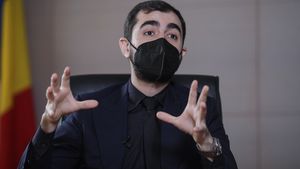 Claudiu Năsui: Deşi muncesc mult, românii rămân săraci doar ca să acopere cheltuielile cu salariile tot mai mari ale sinecurilor, pensiilor speciale, schemelor de mers la târguri sau altor robinete de bani publici