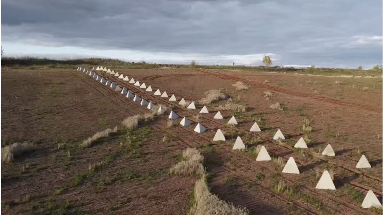 CNN: Un grup de mercenari ruși construiește o fortificație antitanc în lungime de aproape 2 km, în apropiere de orașul ucrainean Hirske, ocupat de ruși