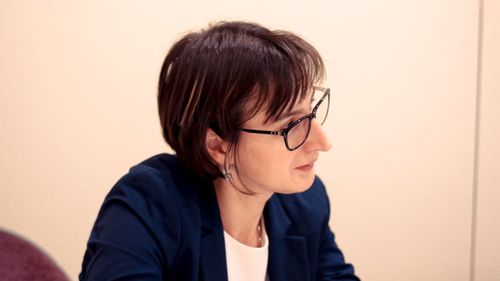 Irina Neda, fostă directoare de școală, schimbată „din pix” de inspectorat: Îmi doresc să se organizeze concursurile înainte de expirarea mandatelor, să fie organizate de comunitatea locală și să se dea și un test de limba română