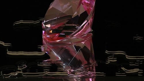 Trei români care în urmă cu aproape trei ani au sustras prin prestidigitație diamante în valoare de un milion de euro au fost condamnați în Franța / Diamantele nu au fost recuperate