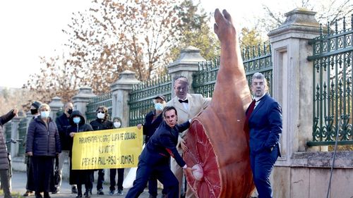 FOTO&VIDEO Protest Declic în fața Parlamentului / Organizatorii au adus un ciolan și purtau măști cu fețele lui Iohannis, Cîțu și Ciolacu / „Parlamentari, nu giraţi lupta pe ciolan: nu votaţi premier PNL-PSD-UDMR!”