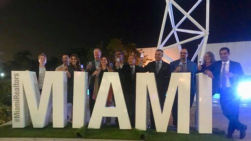 Primarul din Miami, testat pozitiv cu coronavirus după ce s-a întâlnit cu președintele Braziliei / Bolsonaro a negat că ar fi infectat
