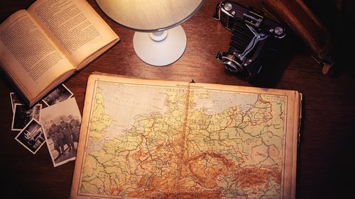 Atlas islamic, cu o monogramă a sultanului Selim III, descoperit în podul unei case, a fost vândut la licitație / Prețul: 86.000 de lire