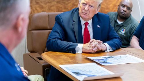 Twitter a ascuns o postare a președintelui Donald Trump pe motiv că ar promova violența. E ultimul act din războiul liderului SUA cu rețelele sociale