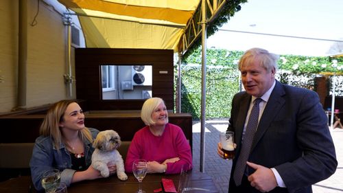 Boris Johnson a sărbătorit relaxarea restricțiilor cu o bere într-un pub din Wolverhampton