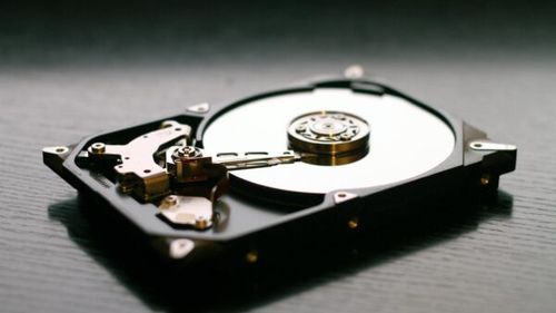 Microsoft colaborează cu Western Digital pentru a recupera metale rare din hard diskurile scoase din uz din centrele de date