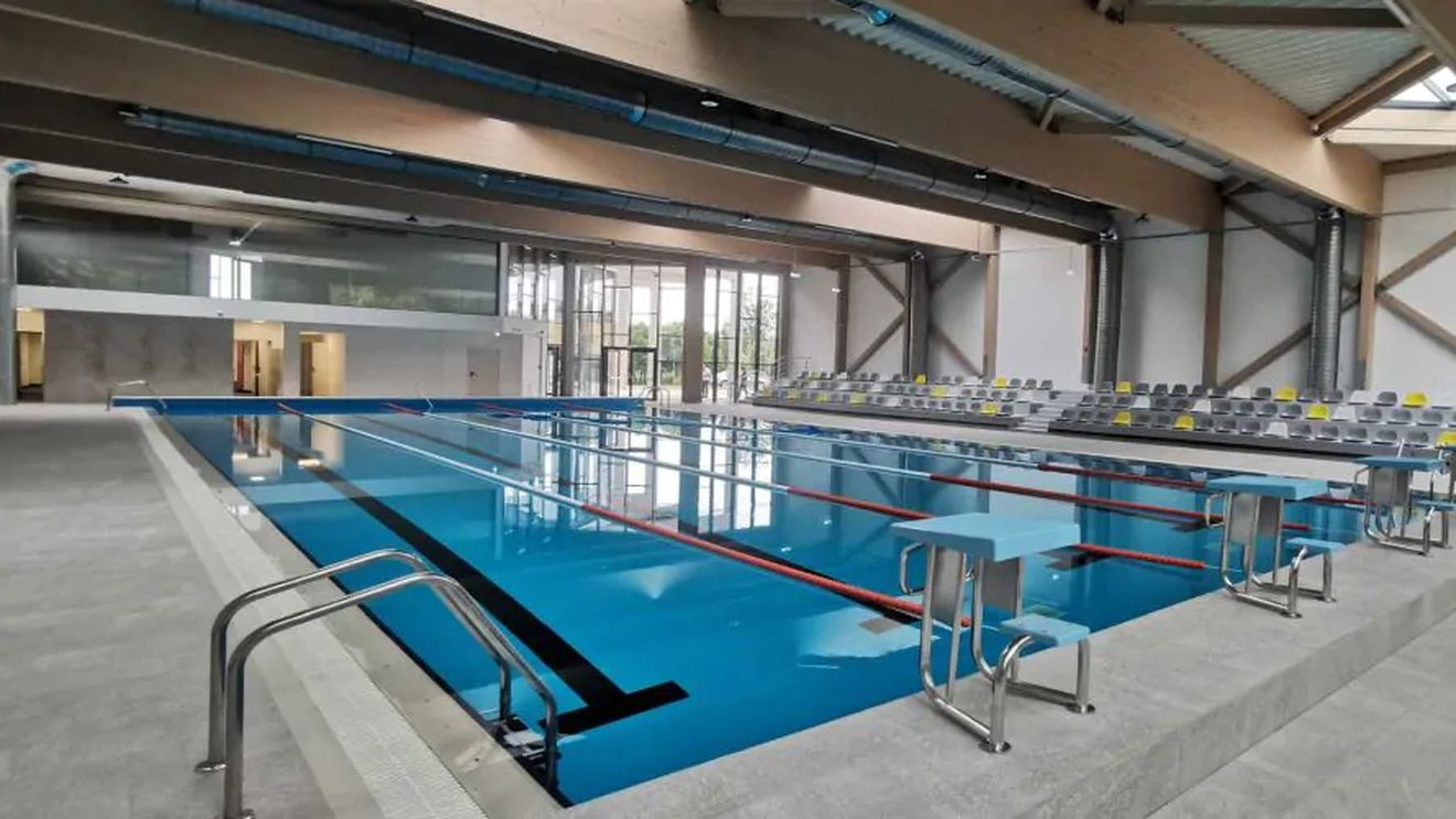 Un bazin de înot din Timiș are nevoie de reparații, deși nu a fost folosit niciodată / „Reparăm infiltrațiile că s-a făcut inaugurarea pe repede înainte în campania electorală” / A costat 14 milioane de lei, iar costurile lunare de întreținere sunt între 20 și 25 de mii de euro