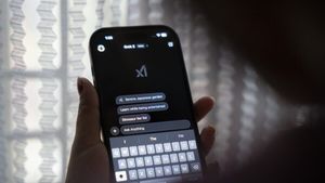 VIDEO xAI lansează Grok Vision, ce permite utilizatorilor să îndrepte camera telefonului spre diverse obiecte și pună întrebări, funcții disponibile deja pentru ChatGPT și Gemini