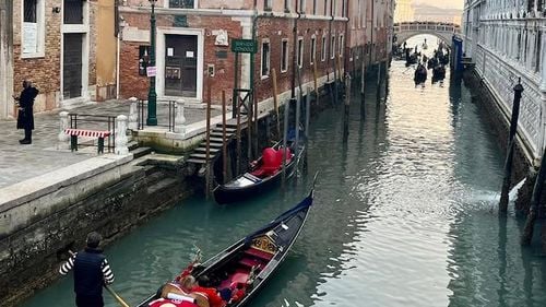 În principalele zone turistice din Italia sunt luate măsuri împotriva supraaglomerării / Veneţia, primul oraş din lume care a introdus un sistem de plată pentru vizitatori