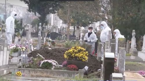 Trupul unei femei decedate din cauza Covid-19 a fost exhumat după doi ani. Familia crede că tratamentul i-a adus sfârșitul