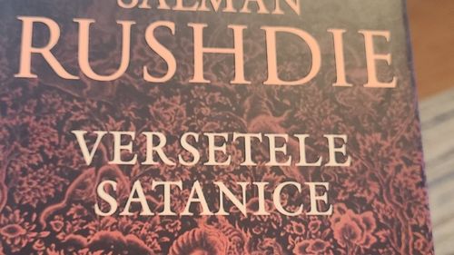 Vânzările cărţii ''Versetele Satanice'', în creştere după atacul asupra scriitorului Salman Rushdie