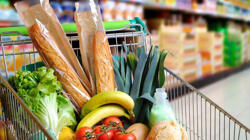 Raport: România, printre țările din Europa cu cele mai mari creșteri în industria FMCG, în primul trimestru din 2023/ Alimentele proaspete, produsele de îngrijire personală, băuturile alcoolice și răcoritoarele, printre cele mai cumpărate categorii de către români 