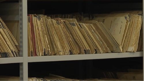 Consiliul Local Arad a retras titlul de Cetăţean de Onoare oferit sculptorului Dumitru Şerban, colaborator al Securităţii/ Votul a fost secret/ ”După 50 de ani de muncă, nişte persoane care habar nu au de artă şi de cultură au luat o decizie care mă priveşte”