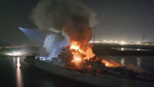 China: fostul portavion sovietic Minsk, devastat de un incendiu
