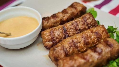 EXCLUSIV Micii duși de Ciolacu premierului bavarez provin de la restaurantul La Cocoșatu / Pe lângă mititei, Markus Söder a primit și un coș cu produse tradiționale, furnizat de o firmă din Argeș