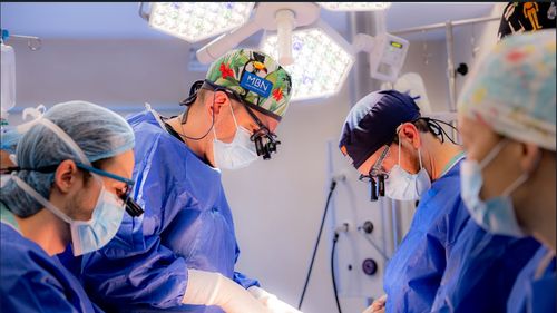 Premieră în medicina privată din România: chirurgii de la MedLife Humanitas au realizat primele reconstrucții mamare asistate robotic la Cluj. Operațiile au fost pro-bono