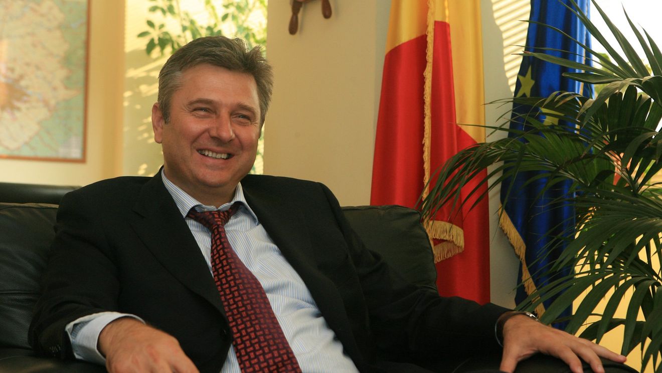 Afacerea cu jilțuri bisericești de la Catedrala din Voluntari: Strane de top, „patinate auriu”, de 1.000 de euro bucata/ Producător: „Ne întâlnim, mai punem ceva peste, îi albim, ăsta-i cash-ul!” - Buletin de București