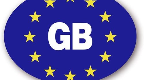 Autocolantele GB de pe numerele de înmatriculare britanice nu mai sunt valabile pentru șoferii care conduc în alte țări