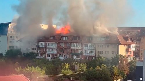 Mansardele a trei blocuri din Craiova au fost mistuite de flăcări: 26 de locuințe complet distruse / O persoană cu arsuri transportată la spital / Locatarii au devenit agresivi cu pompierii - presă
