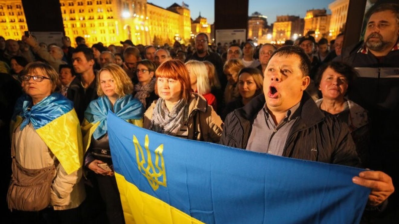 Mii de ucrainieni au protestat la Kiev împotriva ”capitulării” în fața separatiștilor pro-ruși/ Totul despre documentul care i-a scos în stradă