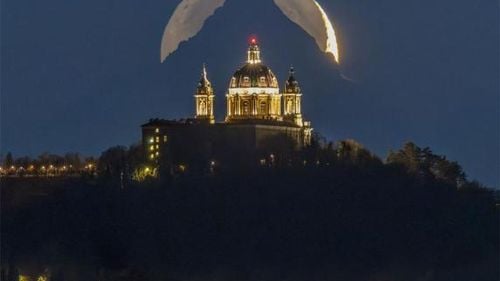 Cea mai frumoasă fotografie de Crăciun, premiată de NASA, provine din Torino. "Superga și Monviso se întâlnesc cu Luna” / ”Suntem înconjurați de minuni, chiar și fără fotomontaje sau inteligență artificială”