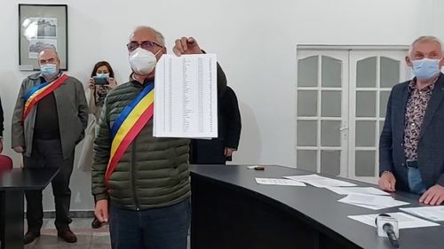 VIDEO Sibiu: Primarii PSD au luat cu asalt prefectura / Prefectului liberal i se cere demisia după ce 95,95% din banii din Fondul de rezervă al guvernului au ajuns la primării PNL / Reprezentantul guvernului dă vina pe Ministerul Dezvoltării