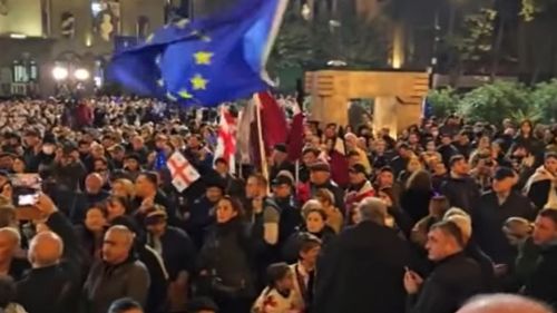 Continuă manifestaţiile în Georgia, în favoarea aderării la Uniunea Europeană / Străzile din centrul capitalei, în apropiere de Parlament, pline de protestatari