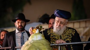 Fostul rabin șef sefard al Israelului spune că un bărbat i-a cerut aprobarea pentru a-l ucide pe procurorul general; poliția a arestat suspectul