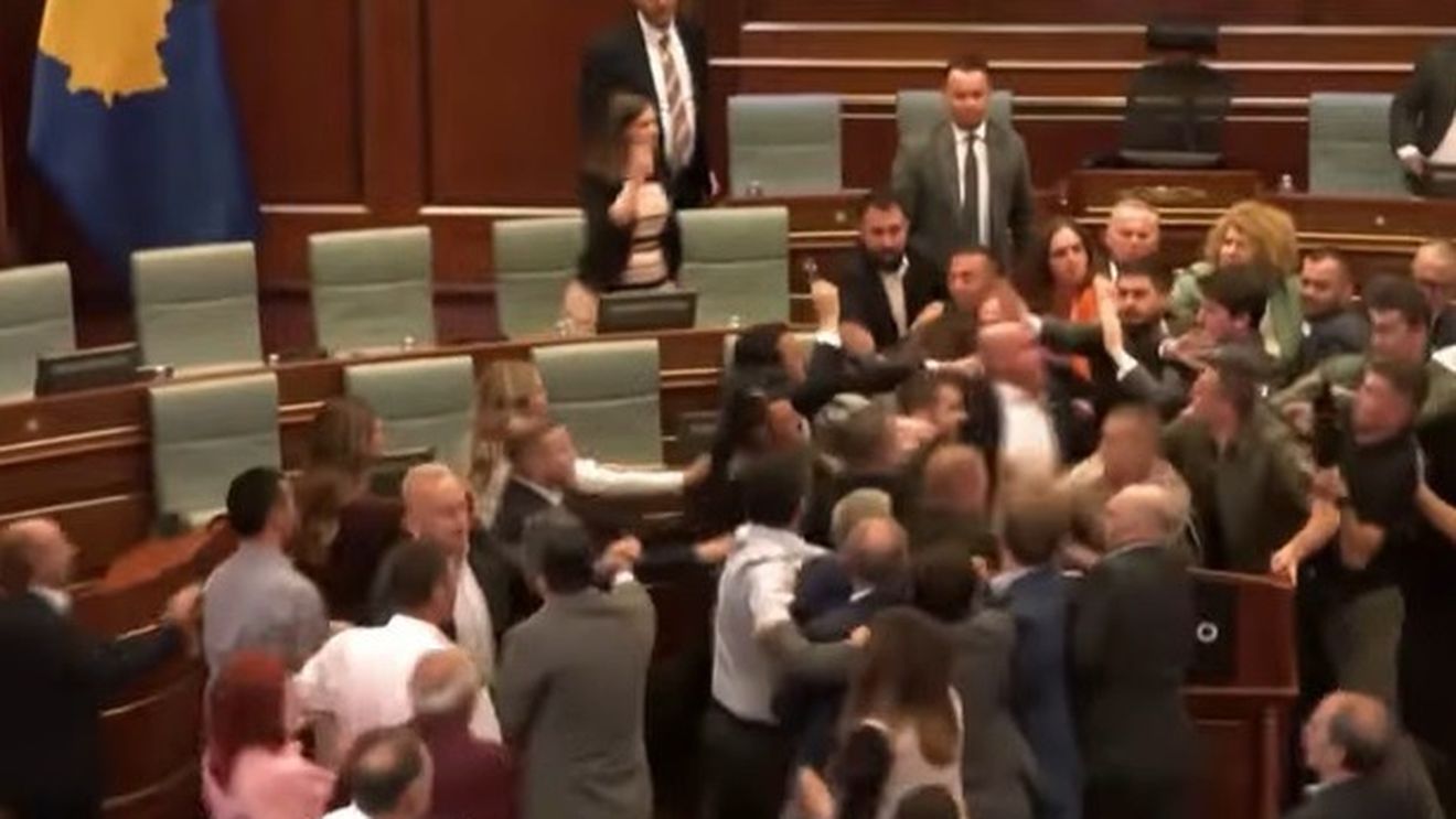 Bătaie generală în Parlamentul din Kosovo după ce un parlamentar l-a stropit cu apă pe premier