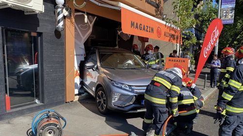 După o manevră nereușită, un șofer din Capitală a intrat cu spatele mașinii într-un magazin / Vânzătoarea, rănită la mână