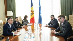 Premierul Republicii Moldova va vizita în curând România / Dorin Recean s-a întâlnit cu ambasadorul român la Chişinău / Cei doi au abordat subiectul Parteneriatului Strategic 