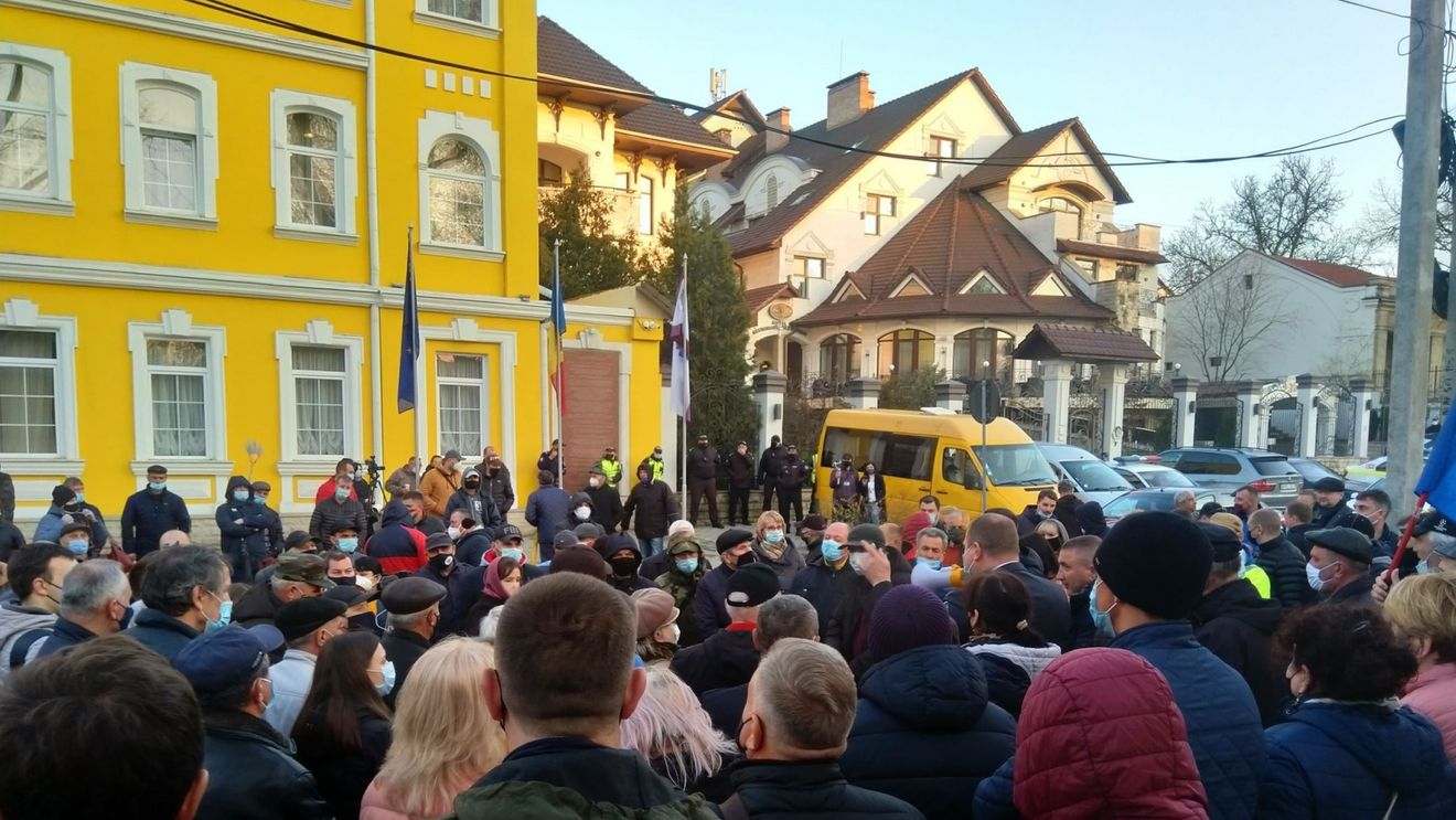 Proteste în fața Curții Constituționale de la Chișinău. Procuratura Generală ar putea investiga acuzațiile de uzurpare a puterii în stat de către socialiști. Dodon cere dialog pentru a nu destabiliza situația în țară