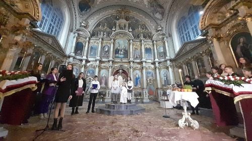 Cea mai numeroasă comunitate de sârbi din România, care trăieşte în judeţul Timiş, sărbătoreşte Crăciunul după calendarul vechi. Tradiția aprinderii “badnjakului”