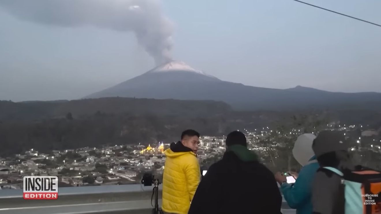 Avertizare de călătorie din cauza erupției vulcanului Popocatepetl  / MAE: Zborurile de pe mai multe aeroporturi internaţionale din Mexic înregistrează întârzieri sau chiar anulări