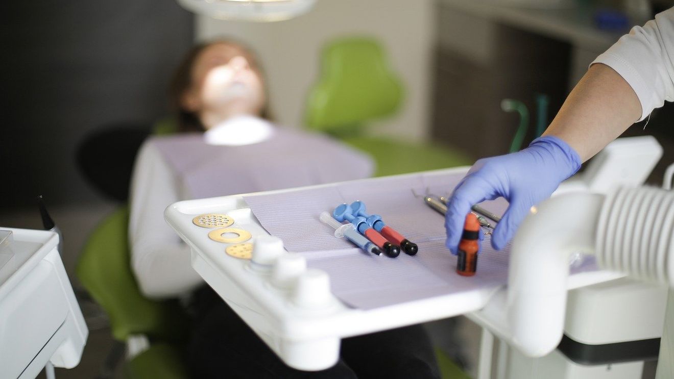 Anchetă în Spania după ce o fetiţă de 6 ani a murit şi o alta de 4 ani a fost spitalizată în stare gravă în urma unei vizite la acelaşi dentist