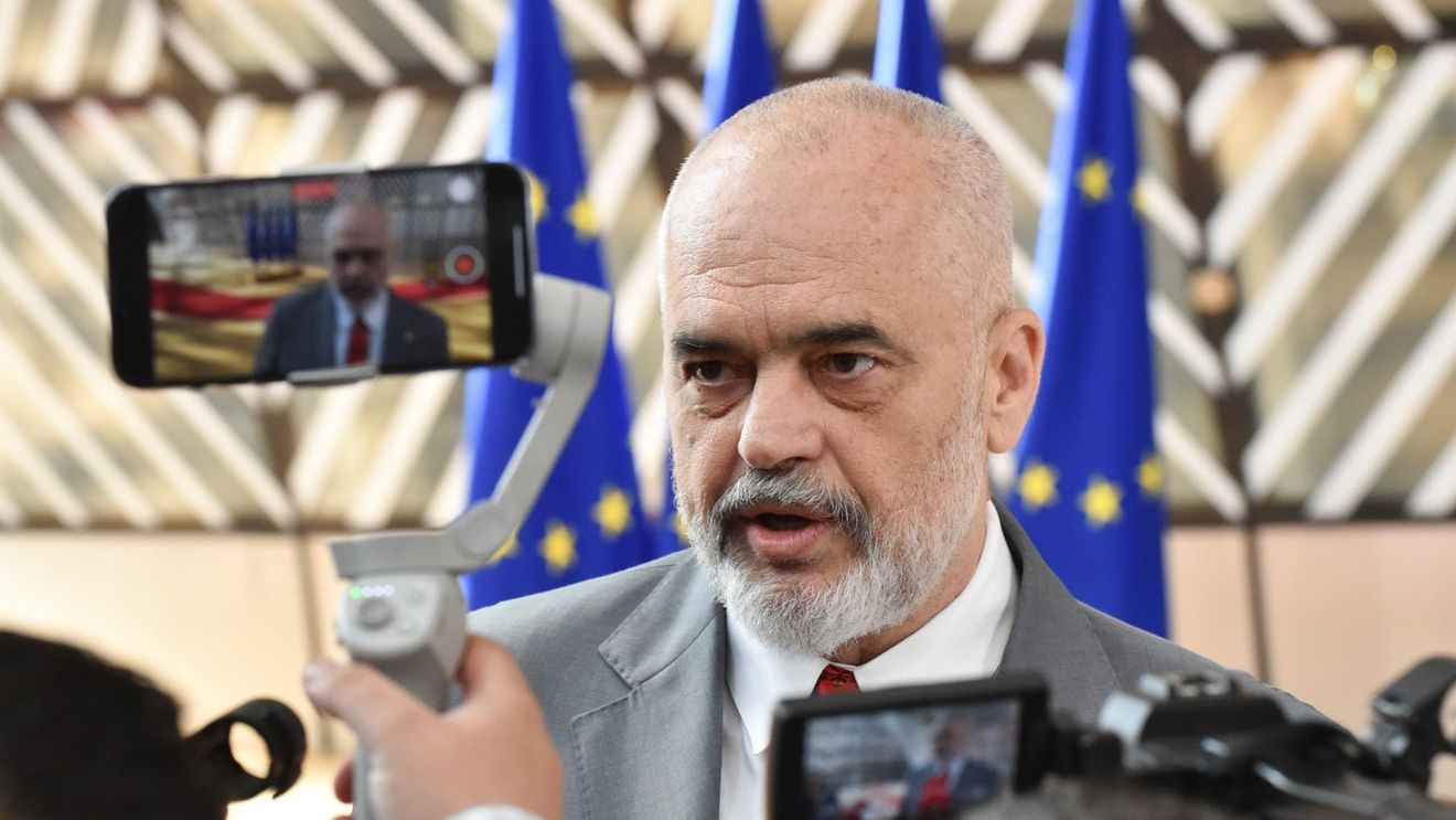 Poliția albaneză a folosit gaze lacrimogene și tunuri cu apă împotriva sute de protestatari ai opoziției care blocau drumurile