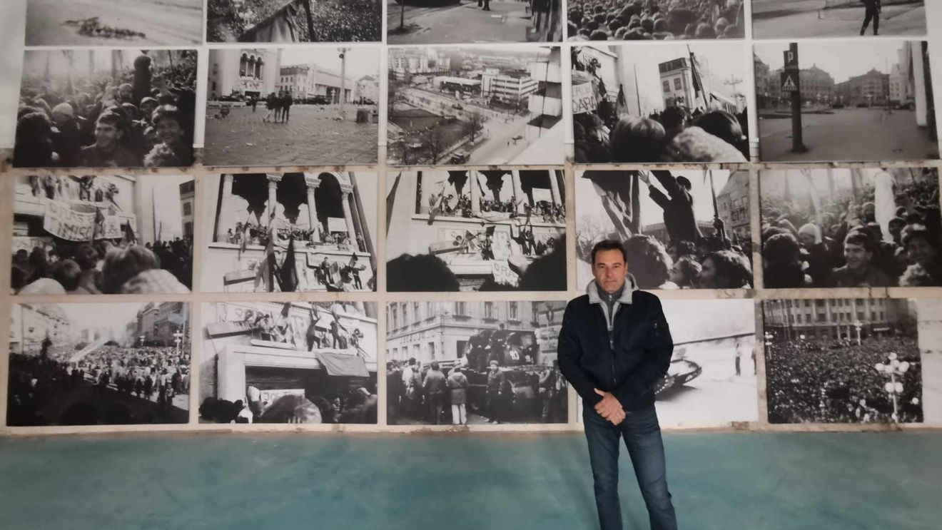 FOTO Fotografiile realizate pe străzile Timișoarei în zilele Revoluției din ’89, prezentate în premieră într-o expoziție. Cătălin Regea: „Am avut patru filme și am făcut circa 120 de clișee”