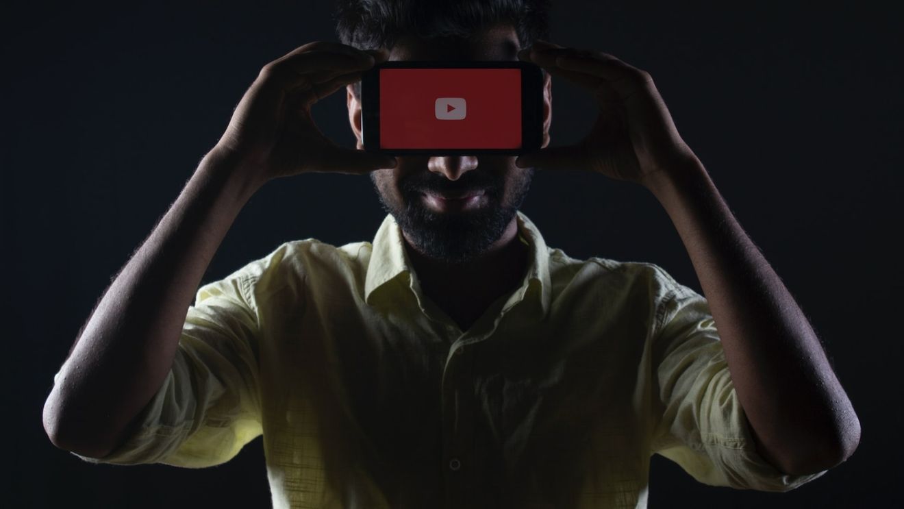 O nouă formă de fake news: clickbaiteri și propagandiști ruși produc în masă videoclipuri regizate care incită la ură