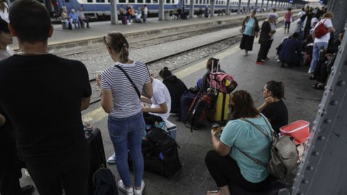 UPDATE Grevă de avertisment a ceferiștilor, vineri dimineață/ Ei reclamă că 80% dintre angajații CFR Infrastructură au salariul net de 2.600 de lei/ Peste 250 de trenuri oprite, anunță BNS