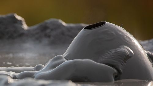Bulele Vulcanilor Noroioşi, asemuite baloanelor de săpun, analizate de o echipă internaţională de cercetători: ”Fiind fizician, am fost surprins de faptul că aceste bule de nămol cresc la un diametru uriaş şi apar mai multe găuri pe suprafaţa acestora”