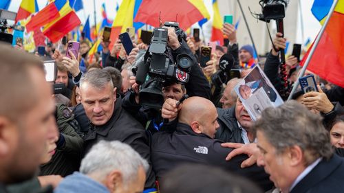 FOTO 1 Decembrie la Alba Iulia, prin ochii unui fotograf: ”A fost pentru prima dată când m-am simțit în pericol având în jur oameni care aveau în mâini drapelul, cruci și lupul dacic cântând „Hristos a înviat”, înainte de Crăciun”