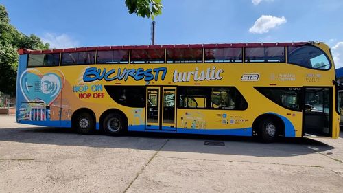 Autobuzele turistice "Bucharest City Tour" revin pe traseu de vineri / Traseul are 16 km dus - întors, cu 15 staţii