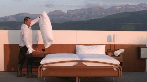 Nopți de coșmar la hotelul de zero stele înființat de doi artiști elvețieni/ Clienții hotelului dorm într-o ”cameră” fără pereți și tavan și trebuie să reflecteze la problemele lumii/ Cât costă un sejur anti-idilic și ce primesc clienții în schimb