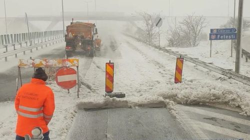 UPDATE Cod roșu de viscol, prelungit: Sute de persoane și zeci de mașini blocate în zăpadă/ Drumuri închise în sud-estul țării, inclusiv podul de la Brăila și parțial Autostrada A2/ Localități fără apă și lumină, trenuri suspendate/ A fost reluată furnizarea apei potabile în Constanța